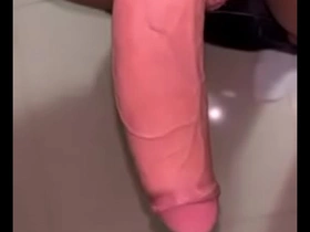 Garoto solo mostrando seu pau grande na cam