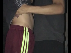 Eu e meu namorado estamos voltando pra casa e decidimos fuder na linha do trem