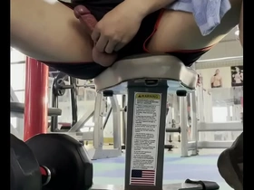 Mr1985 thỦ dâm trong phòng gym