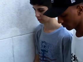 Tirando a virgindade do novinho