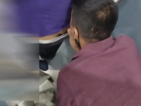 Macho se traga mi verga en los baños públicos