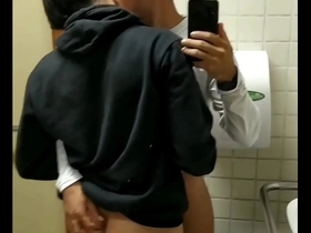 Enchendo a boca do hétero curioso de porra.