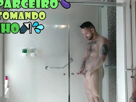 Bback espionando meu parceiro peludo molhado e ensaboado no chuveiro - com alex barcelona